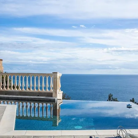 Almendros Infinity Pool *